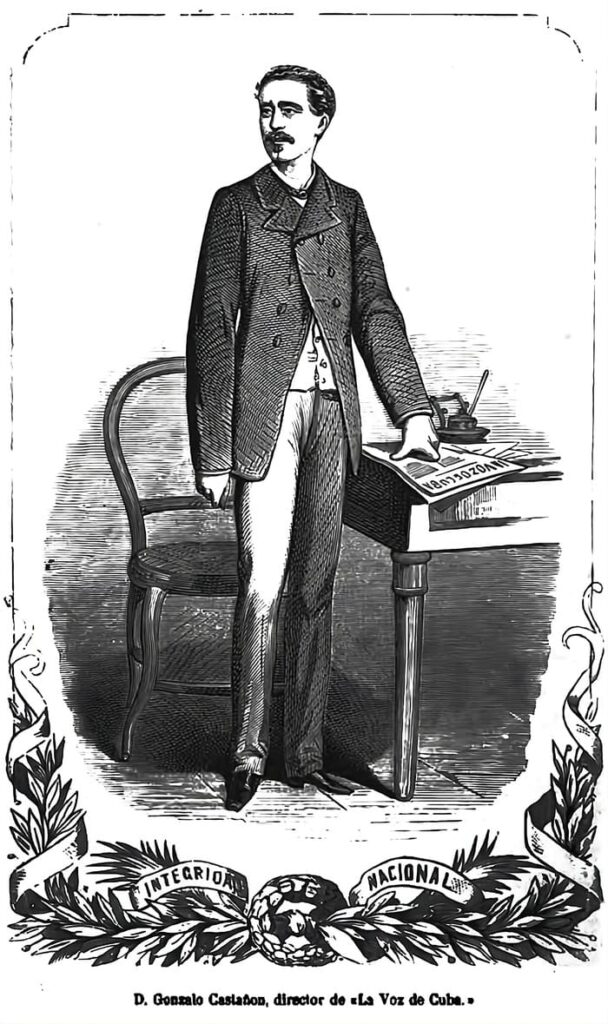 Gonzalo Castañón de pie, silla, escritorio, tintero y ejemplar de La voz de Cuba