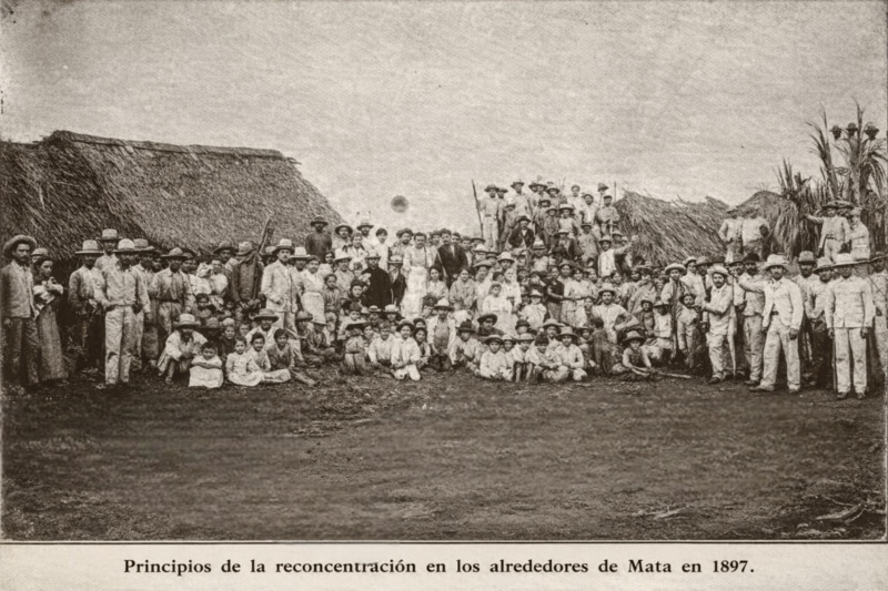 Fotografía de los primeros reconcentrados en La Mata, cerca de  Sagua la Grande, 1897