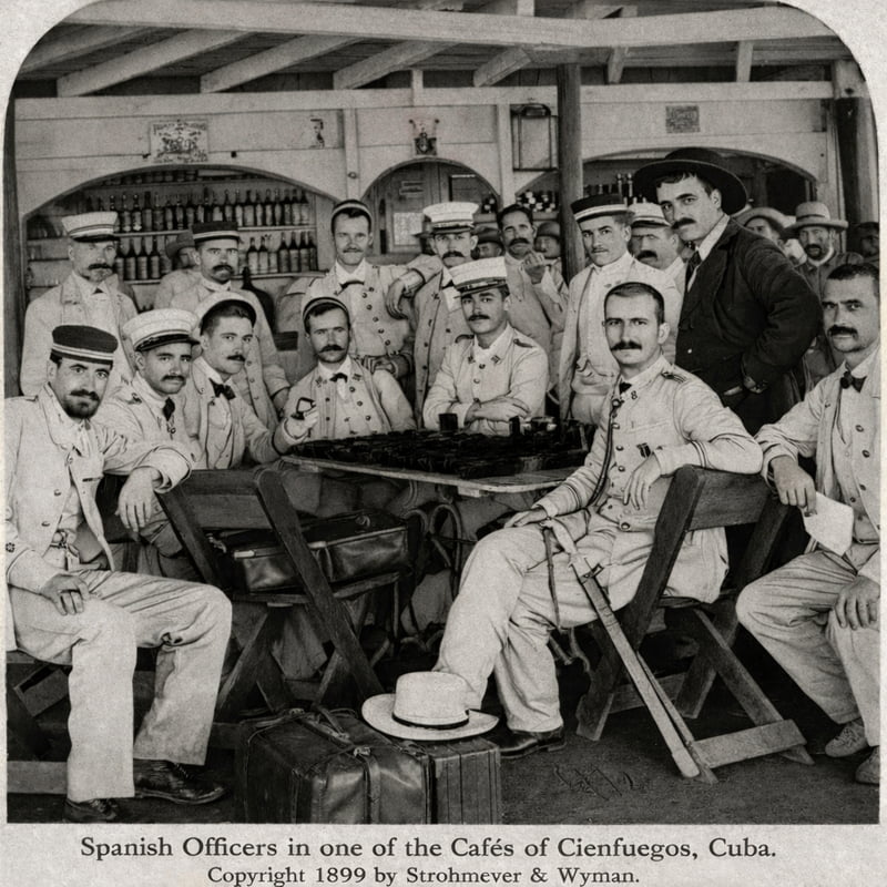 Soldados españoles en un café de Cienfuegos.